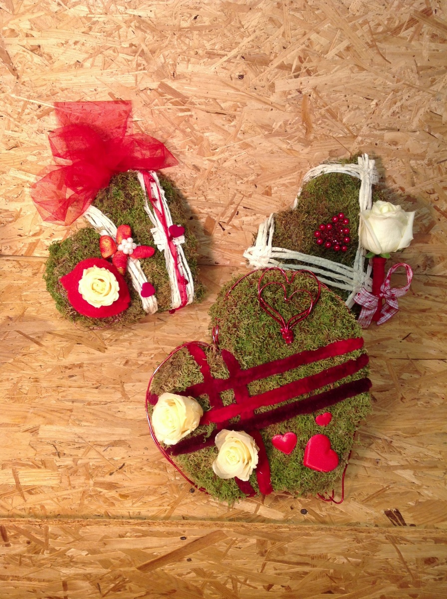 cuore in muschio con decorazioni naturali e rosa bianca con fialetta