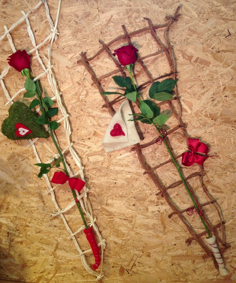 rosa rossa singola con cornice di fibra di palma e decorazione san valentino