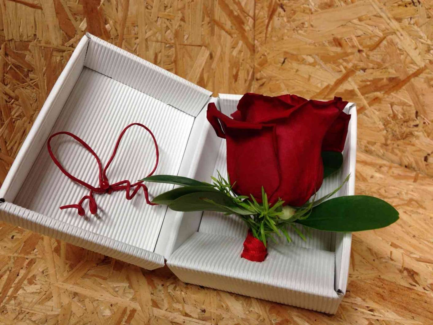 piccolo scrigno bin cartone con tersta di rosa decorata