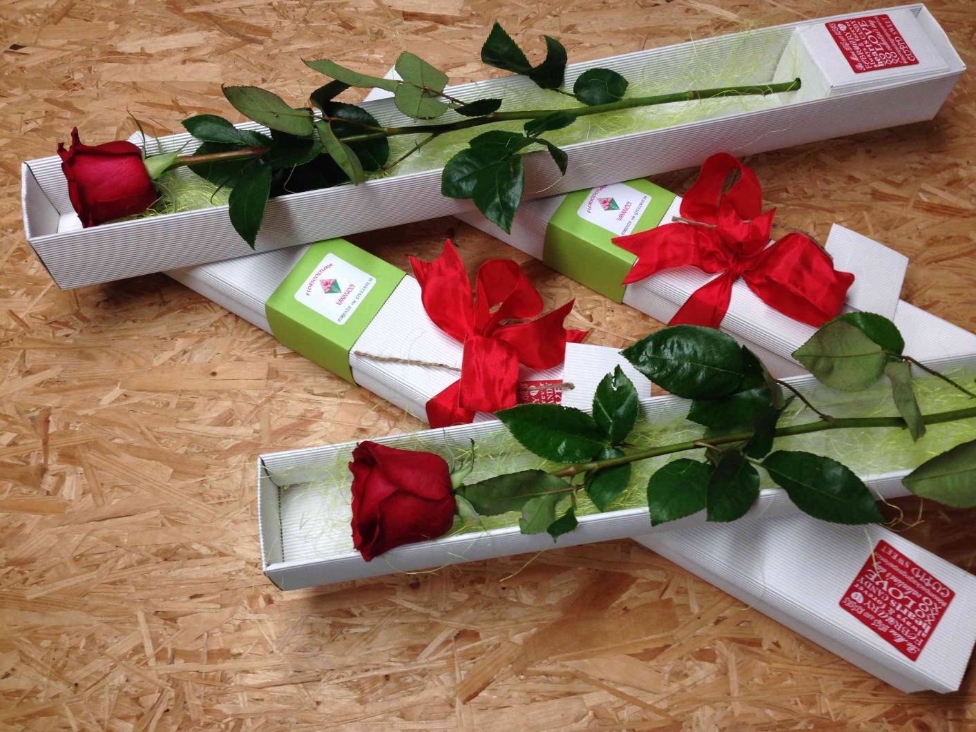 rosa rossa in box cartone co ondulato bianco