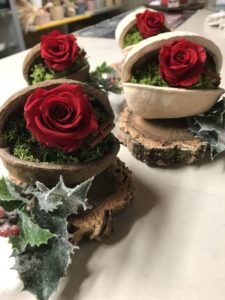 rosa stabilizzata in guscio di frutto tropicale montata su base di legno naturale e decorazione natalizia